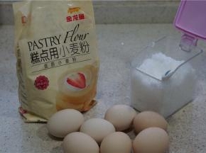 蛋糕片的用料：金龙鱼糕点用小麦粉160克，鸡蛋7个，白糖100克
