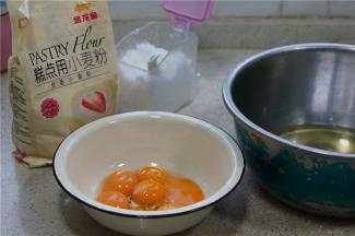 将蛋黄蛋清分离出来。这款蛋糕是先打发蛋白，再加入蛋黄来配打。