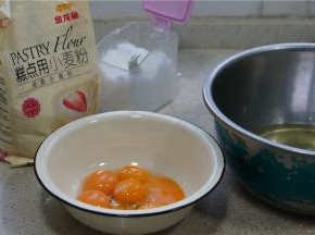 将蛋黄蛋清分离出来。这款蛋糕是先打发蛋白，再加入蛋黄来配打。