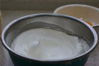 打发蛋白的方法还是一样，分次加糖打发，将蛋白糊打发至如图状。