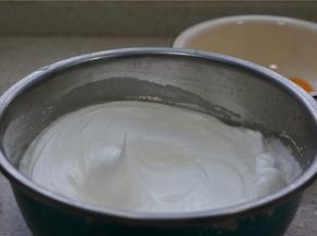 打发蛋白的方法还是一样，分次加糖打发，将蛋白糊打发至如图状。