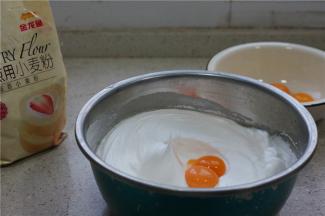 然后就加入蛋黄，提高打蛋器的速度。