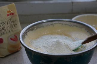 然后将金龙鱼糕点粉称量配在蛋糊里面，这款粉很是细腻，我一般都不过筛。