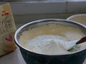 然后将金龙鱼糕点粉称量配在蛋糊里面，这款粉很是细腻，我一般都不过筛。