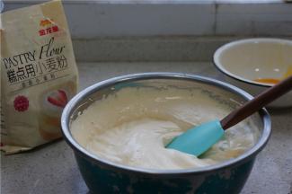 将蛋黄与蛋白糊打至完全融合，蛋糊显微微发白状。