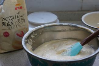 拌至蛋糕糊如图状，无干粉状就可以哦。