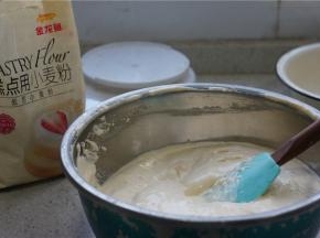 拌至蛋糕糊如图状，无干粉状就可以哦。