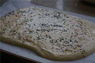 这款蛋糕的妙点来了，不用整形，随心倒在烘焙盘里面，再加入适量的芝麻点缀一下。