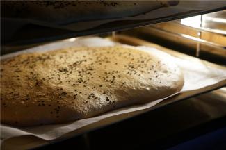 然后再入预热好的烤箱170度，烤制15分钟就可以。