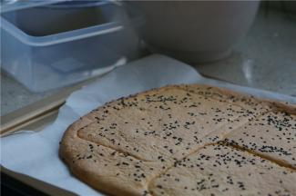 烤好后放凉，然后用盒子扣压出蛋糕片来。