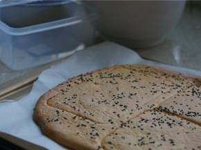 烤好后放凉，然后用盒子扣压出蛋糕片来。