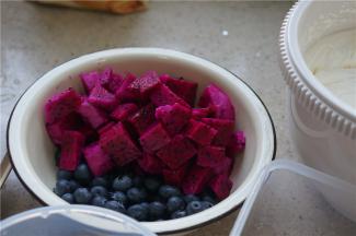 然后切洗好水果，打发好淡奶油就可以来配装盒子蛋糕了。