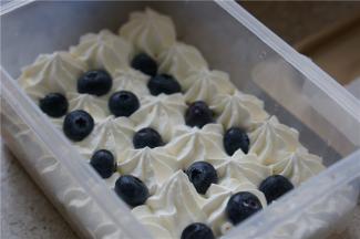 然后一层奶油水果的，一层一层码装好在盒子里面。