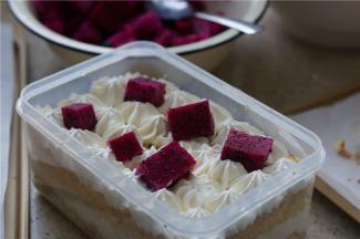 要注意的是放蛋糕片的时候要注意一下，可以微微压一下蛋糕片，这样子奶油能更好的与蛋糕片相夹。