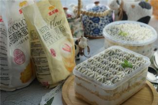 就是这么的简单，这款蛋糕其实没有散头剩料的，都可以一点一点的碎蛋糕片码放在盒子里面。