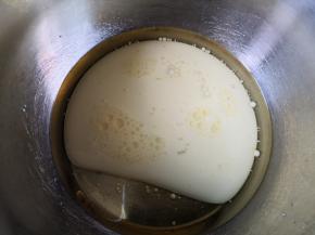 将牛奶、白糖和玉米油混合