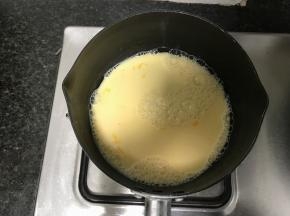 牛奶+盐+白砂糖+鸡蛋搅拌均匀，上锅煮至手温，这样煮后拷出来的麻薯是变大的关键哦！