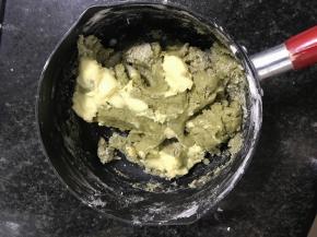 加入软化后的黄油，抓匀