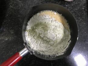 倒入麻薯粉和抹茶粉