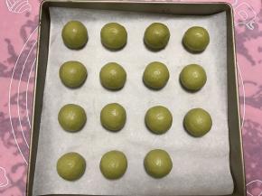 揉圆，放入烤盘，烤之前喷一点水