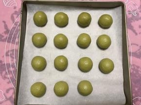 揉圆，放入烤盘，烤之前喷一点水