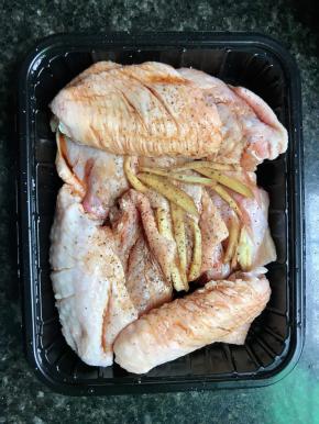 鸡翅清洗干净后在两面划两刀，用生抽，姜丝，黑胡椒，盐腌制3小时