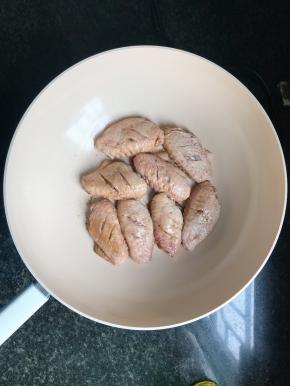 锅中倒油，放入鸡翅