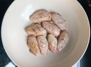 锅中倒油，放入鸡翅