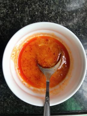 夹一块豆腐乳,加入少量的水搅匀