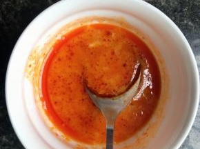 夹一块豆腐乳,加入少量的水搅匀