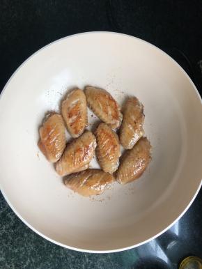 翻面，煎至金黄翻面