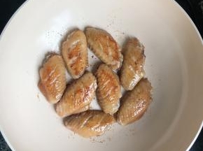 翻面，煎至金黄翻面