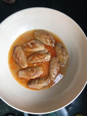 倒入锅中，放入葱段，煮10分钟左右