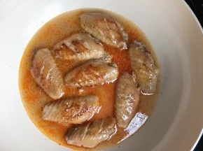 倒入锅中，放入葱段，煮10分钟左右