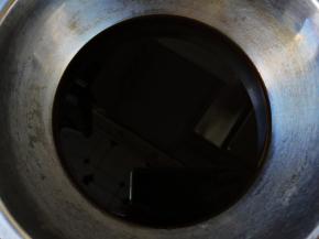 将红糖和水混合搅拌至红糖完全融化