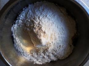 加入面粉和酵母