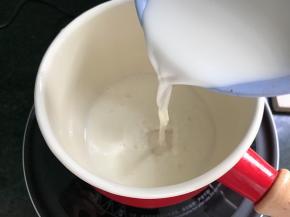 牛奶到入奶锅中，煮开