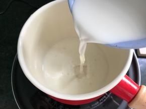 牛奶到入奶锅中，煮开