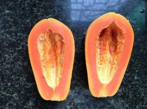 木瓜对半打开，掏出中间的木瓜籽