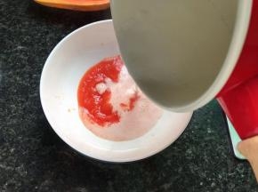 牛奶煮开后倒入木瓜泥中