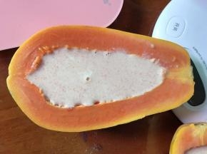 倒回木瓜中，静置20分钟凝固即可