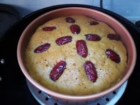 冷水上锅，开大火上汽后转中火再蒸30分钟