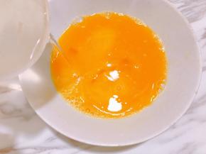 加入温热水搅拌均匀