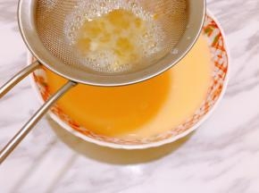 把蛋液过筛到蒸碗里