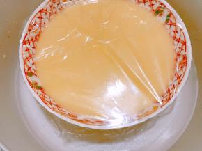 覆盖上保鲜膜放入蒸锅里，中火蒸8分钟左右