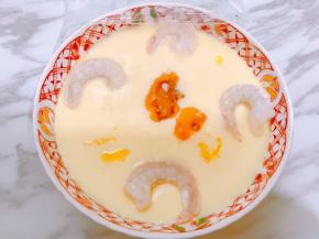蛋液凝固后取出，轻轻摆上虾仁，淋上一勺秃黄油，继续放入锅里蒸3到5分钟