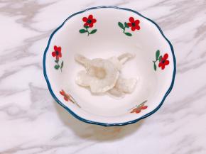 虾仁解冻后去除虾线，加入少许盐和料酒抓匀