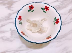 虾仁解冻后去除虾线，加入少许盐和料酒抓匀