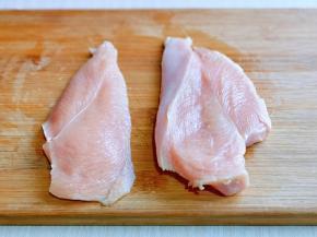 鸡胸肉洗干净，从中间片开。