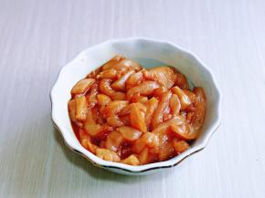 切好的肉条放入器具中，加入料酒，酱油，鸡鲜调味料，盐，抓拌均匀，腌制30分钟。